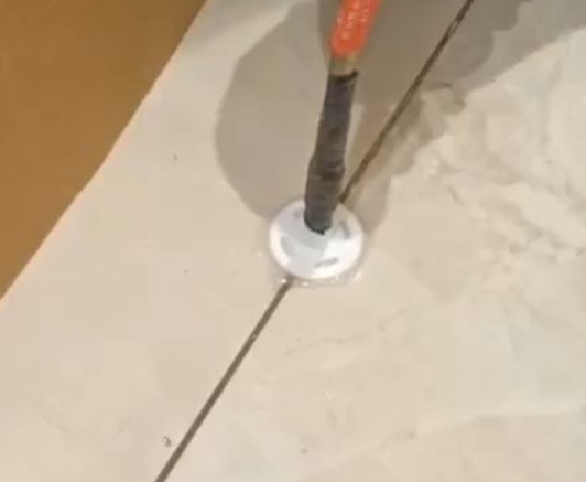 金山瓷砖空鼓维修公司专业解答瓷砖在铺贴过程中，如果没有涂抹均匀到位的粘结材料（如水泥砂浆或瓷砖胶），可能会导致以下问题