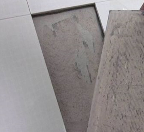 金山瓷砖空鼓维修公司分享瓷砖铺贴时如果打浆（即涂抹在瓷砖背面和基层上的砂浆或瓷砖胶）过少，会带来以下问题